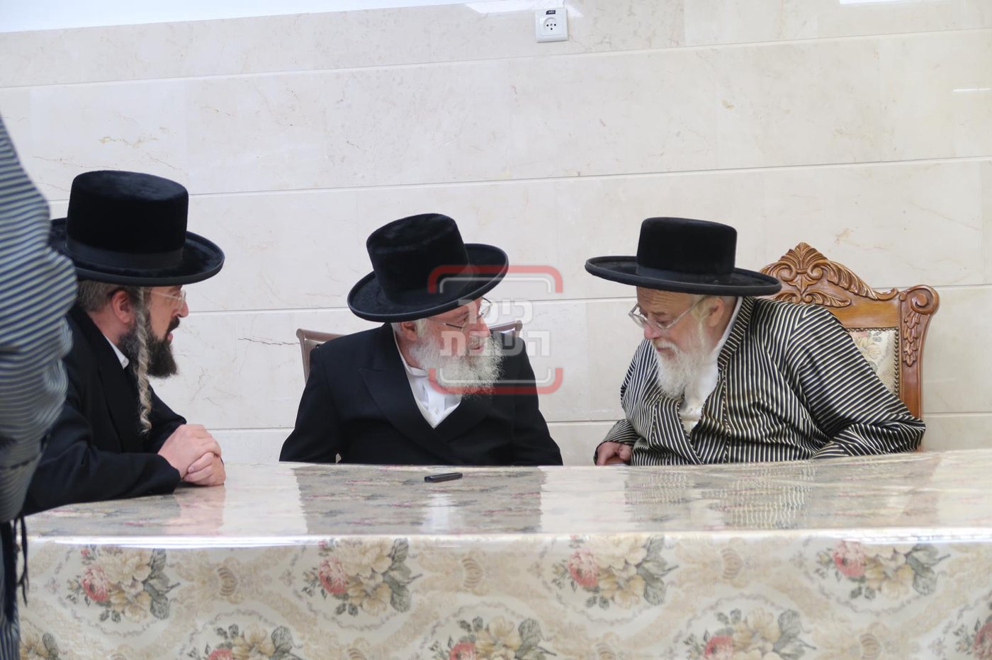 הגאון רבי אשר וייס בביקור אצל האדמו"ר מתולדות אהרן 