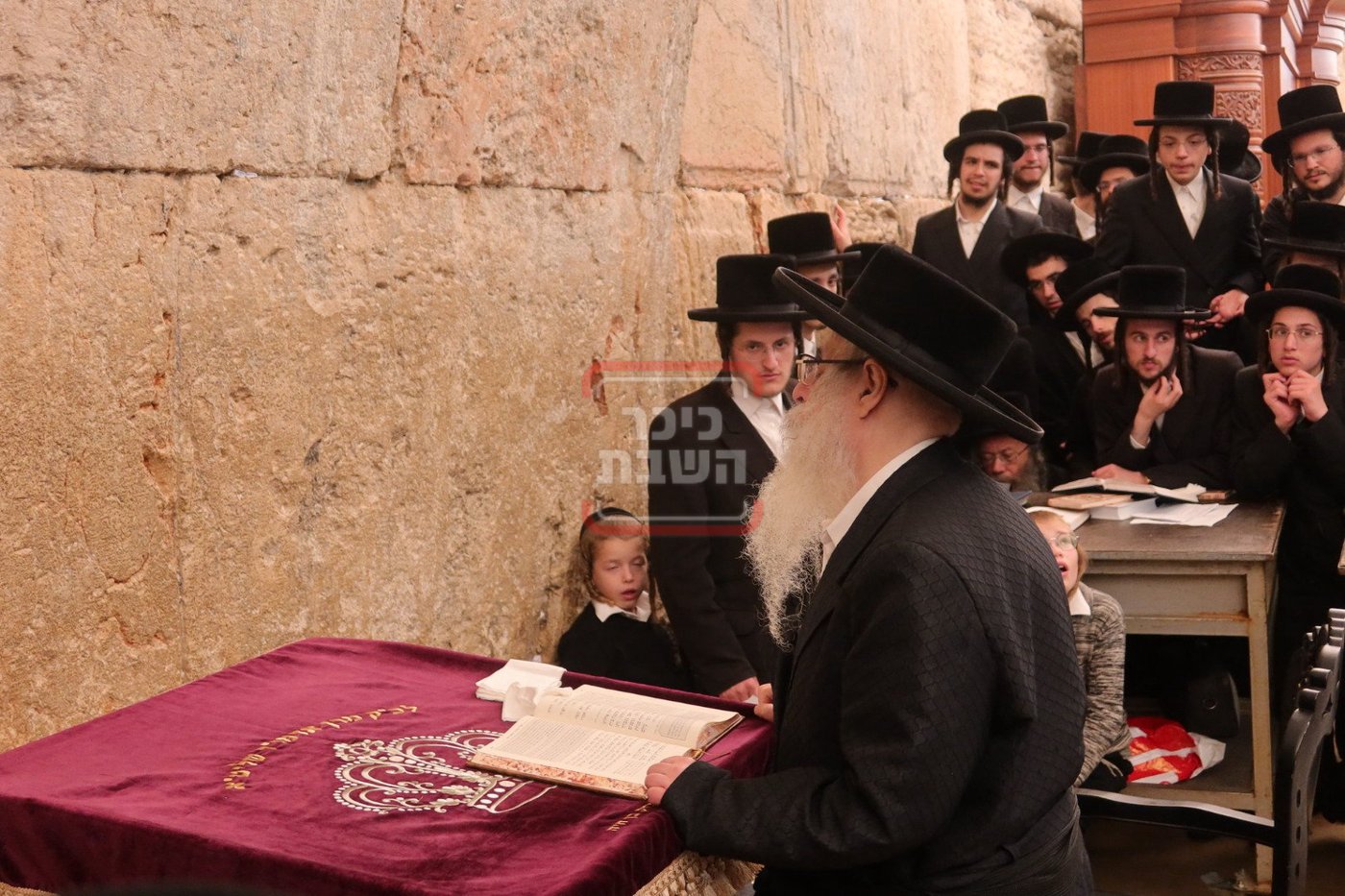 האדמו"ר מצאנז קלויזנבורג בכותל המערבי 