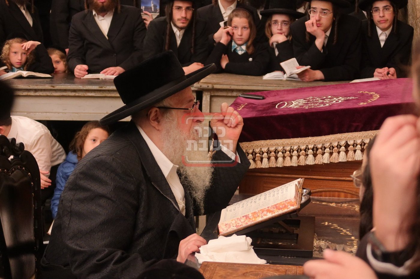 האדמו"ר מצאנז קלויזנבורג בכותל המערבי 