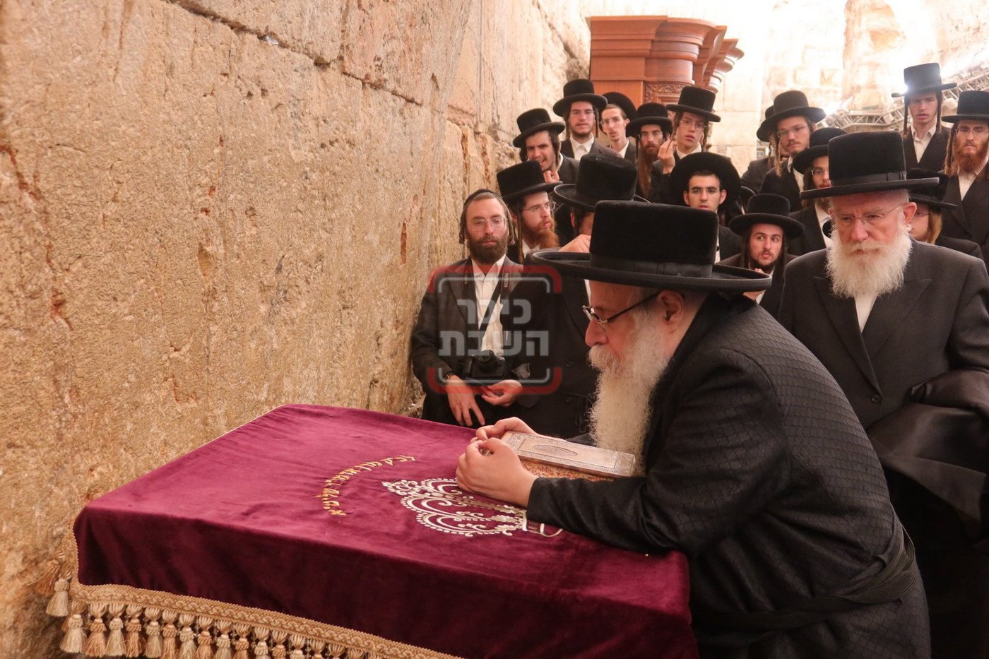 האדמו"ר מצאנז קלויזנבורג בכותל המערבי 