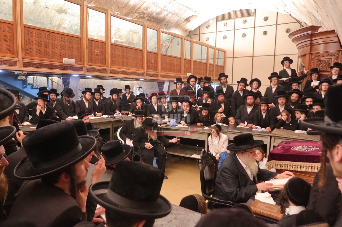 האדמו"ר מצאנז קלויזנבורג בכותל המערבי 