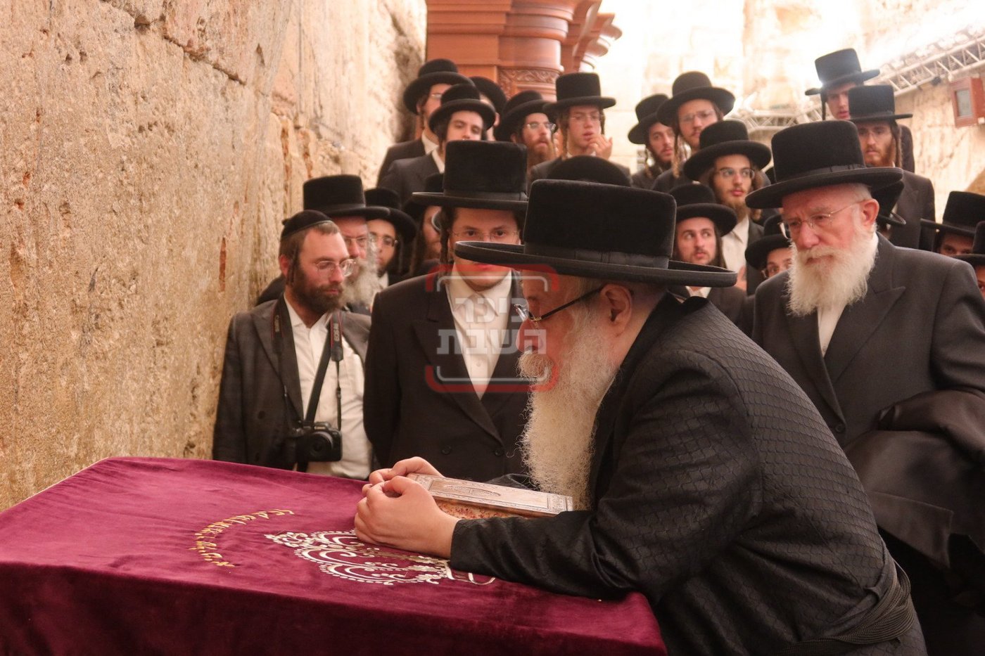האדמו"ר מצאנז קלויזנבורג בכותל המערבי 
