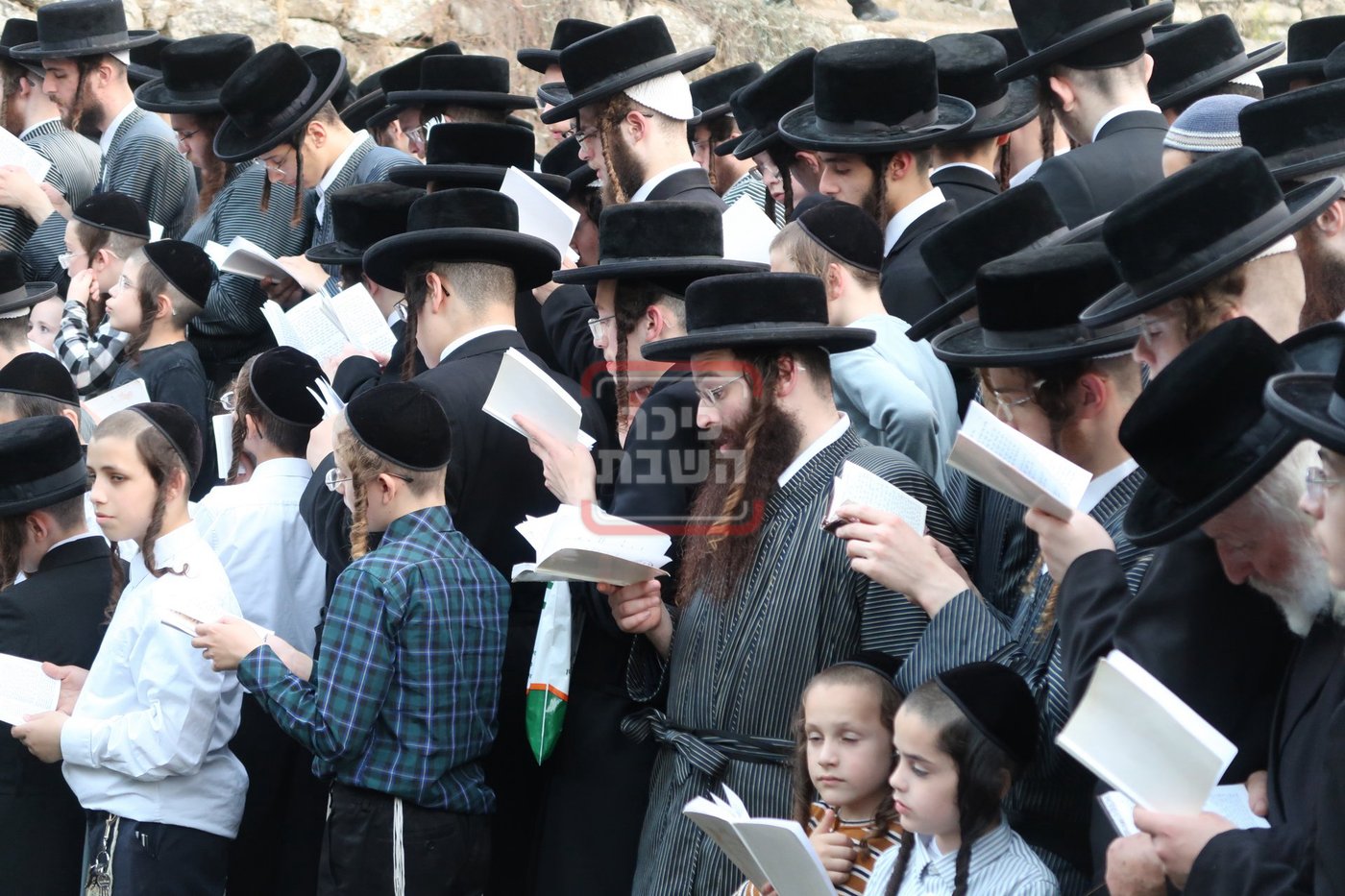 האדמו"ר מתולדות אברהם יצחק בתשליך 