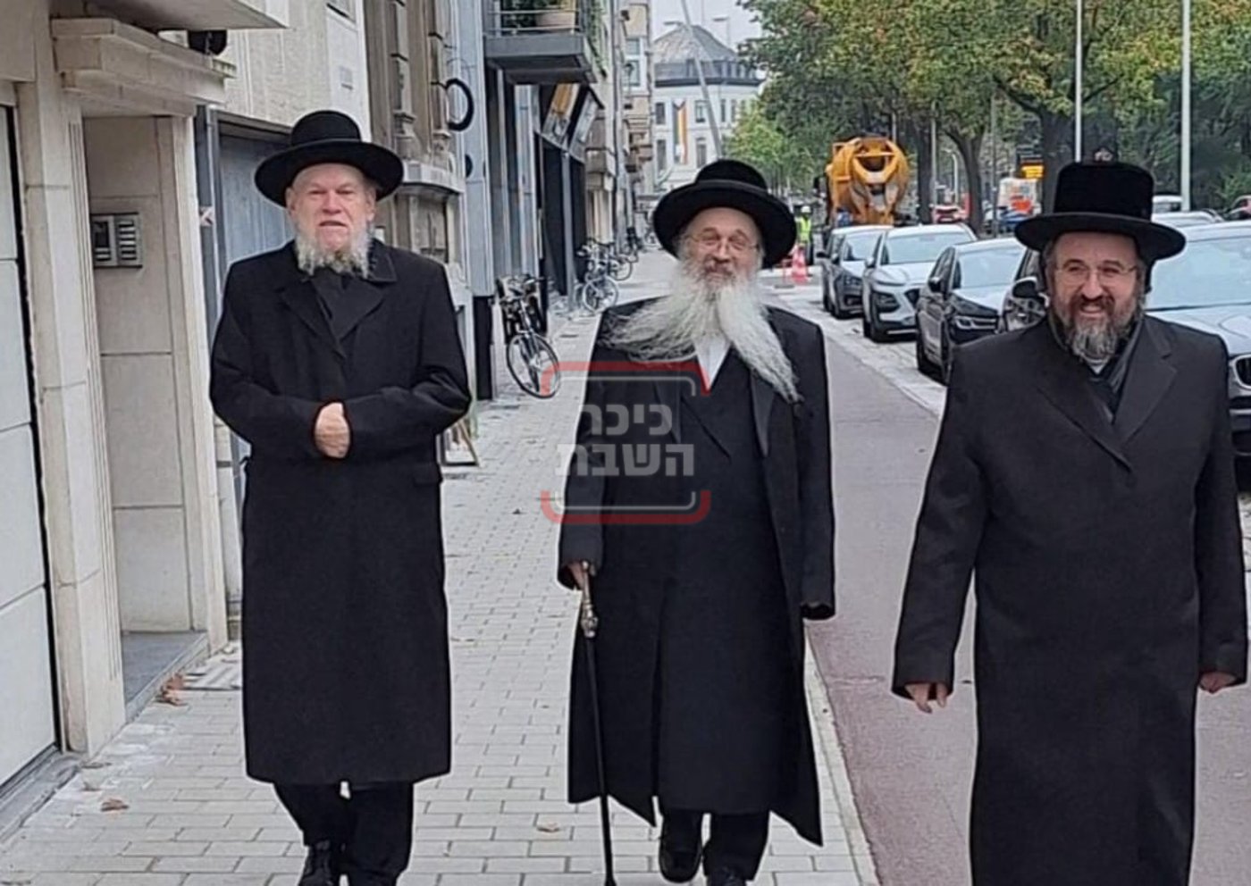 חברי הבית דין באנטווערפן צועדים יחדיו ברחובה של עיר