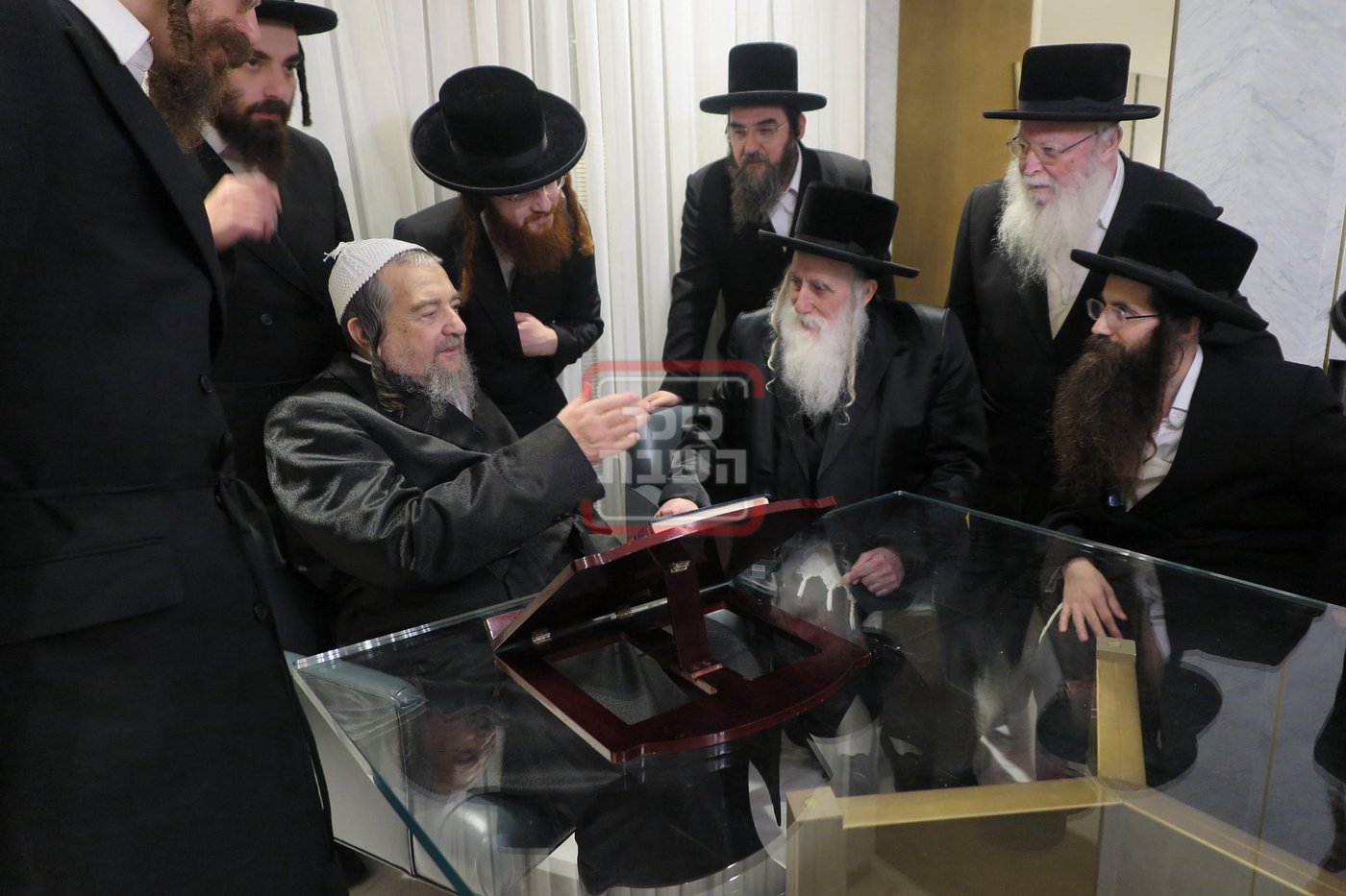 האדמו"ר ממחנובקה בעלזא בביקור אצל הגה"צ רבי יעקב מאיר שעכטער 