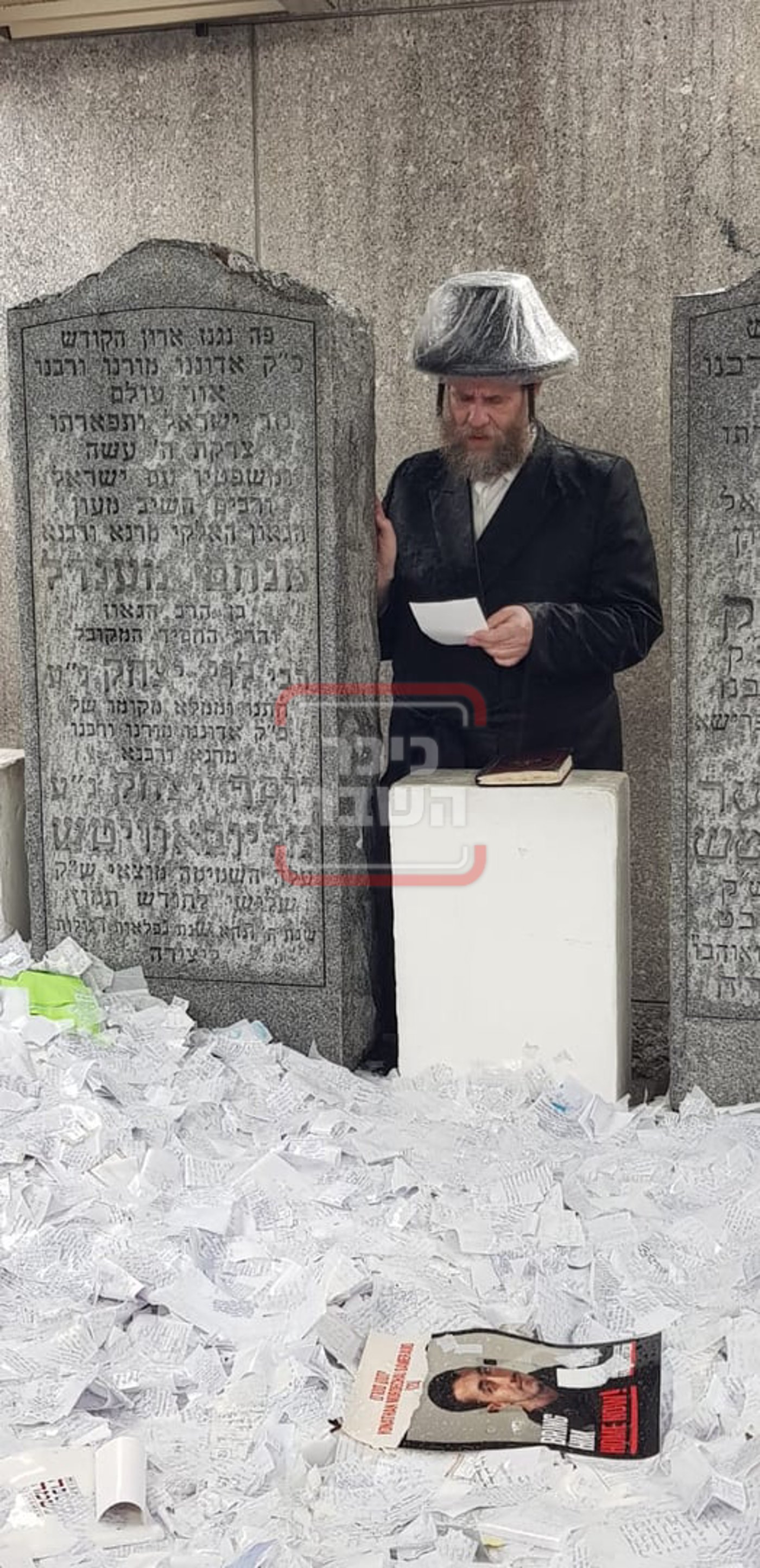 הגה"צ אב"ד ויז'ניץ אלעד בתפילה באוהל אדמור"י חב"ד