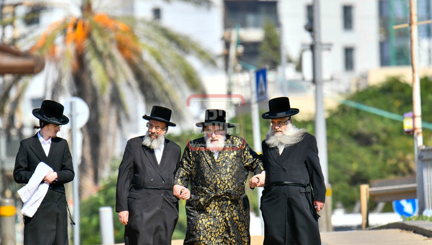 האדמו"ר מויז'ניץ בנאות דשא בנתניה