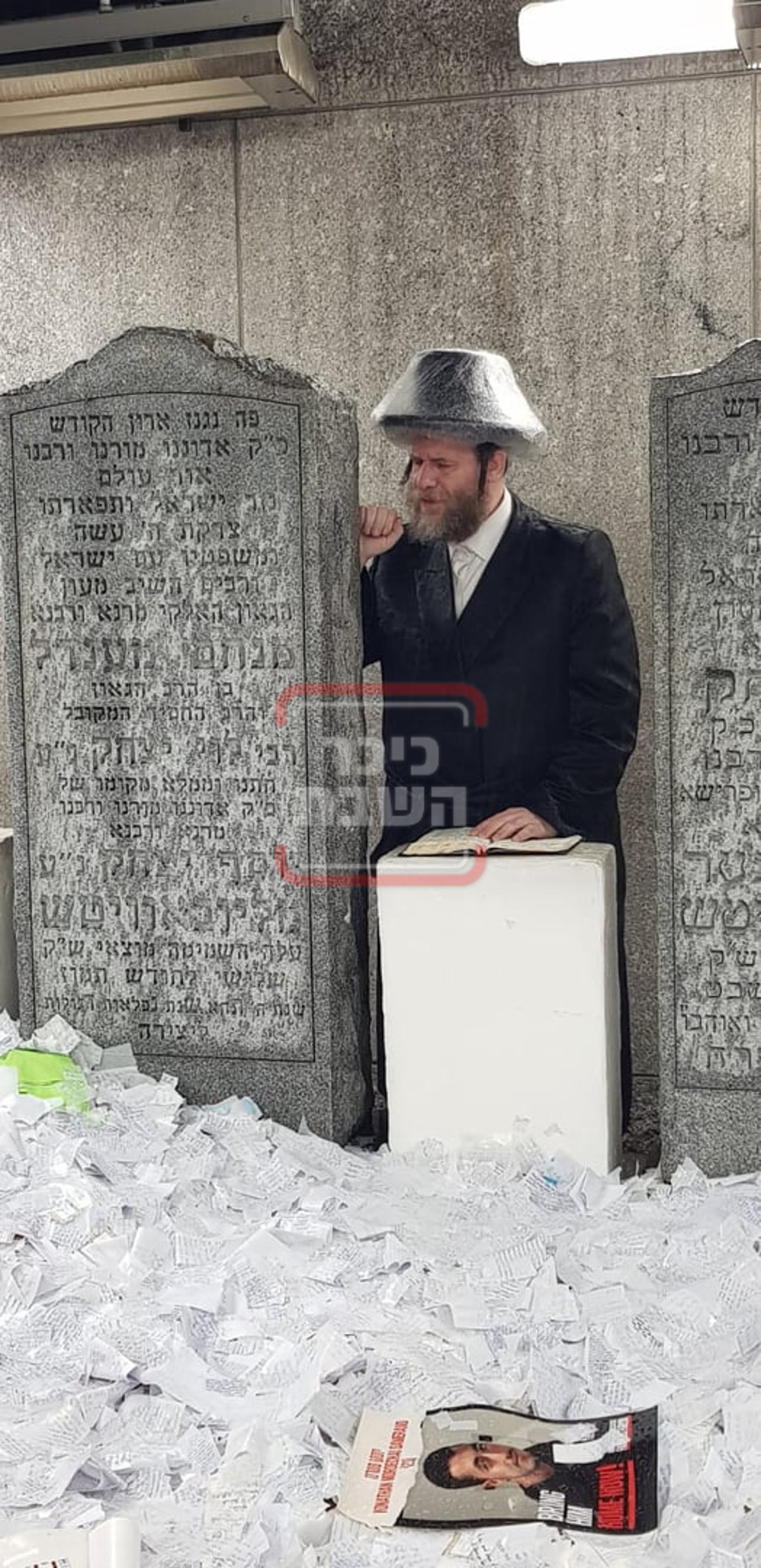 הגה"צ אב"ד ויז'ניץ אלעד בתפילה באוהל אדמור"י חב"ד
