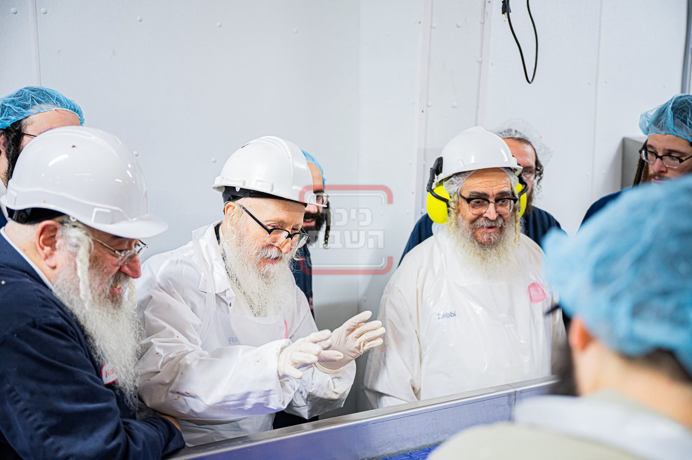 האדמו"ר מסערדאהעלי בסיור בבית השחיטה בקריית יואל עם האדמו"ר מסאטמר 
