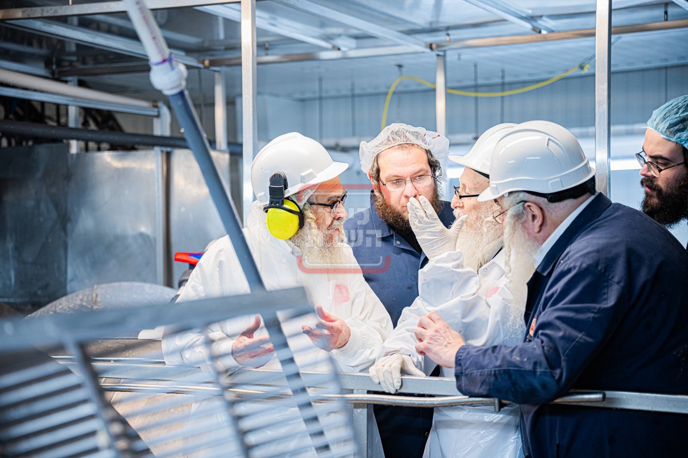 האדמו"ר מסערדאהעלי בסיור בבית השחיטה בקריית יואל עם האדמו"ר מסאטמר 