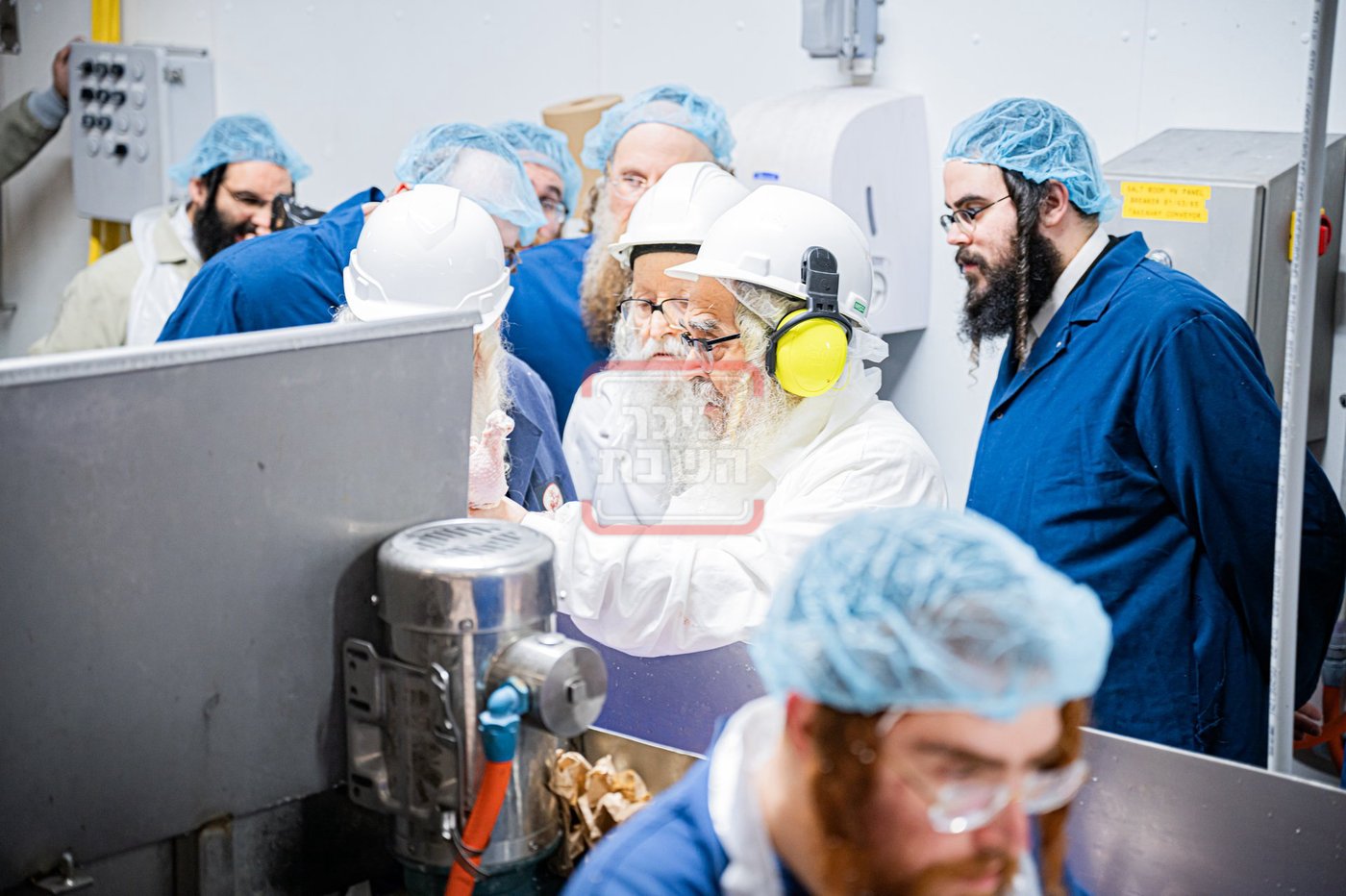 האדמו"ר מסערדאהעלי בסיור בבית השחיטה בקריית יואל עם האדמו"ר מסאטמר 