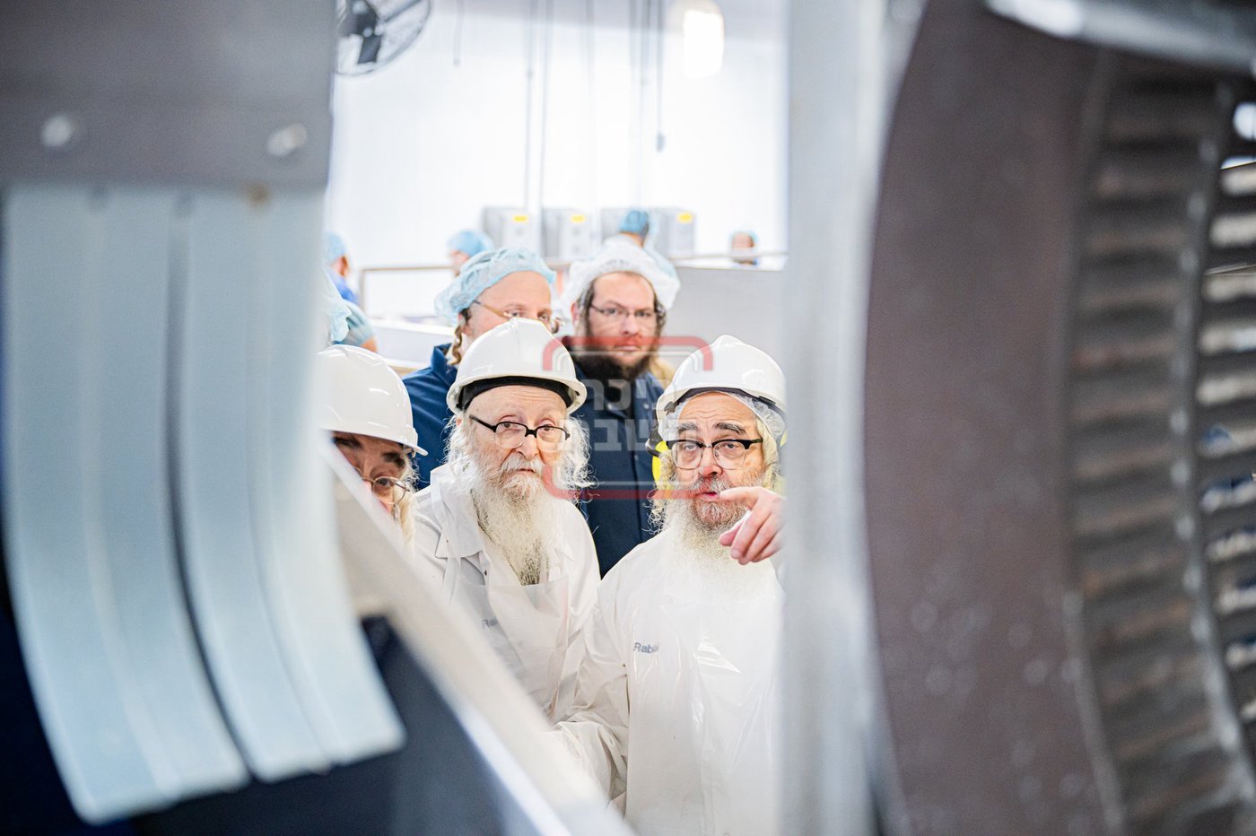 האדמו"ר מסערדאהעלי בסיור בבית השחיטה בקריית יואל עם האדמו"ר מסאטמר 