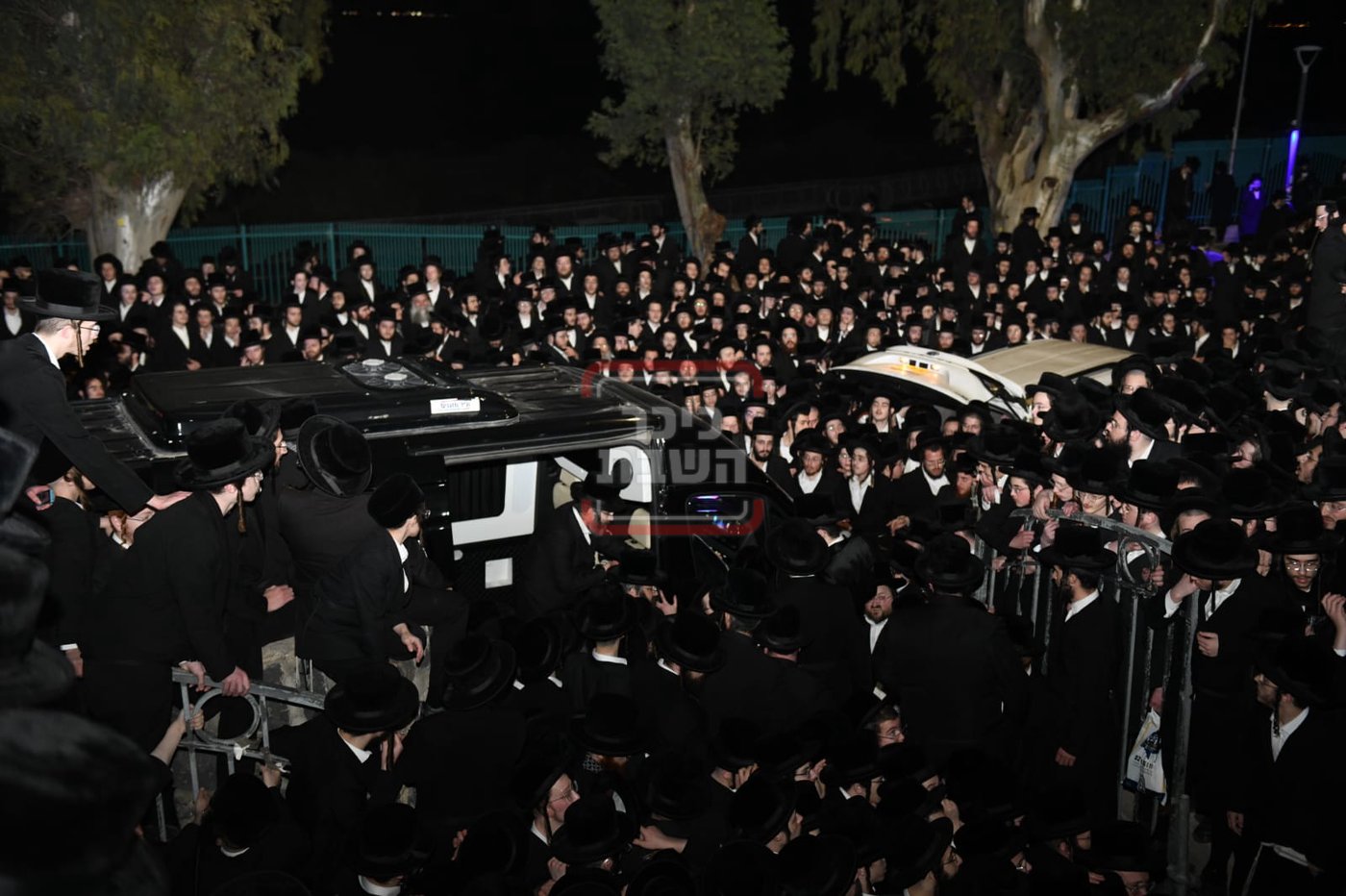 האדמו"ר מבעלזא בציון אביו הרה"ק מבעלגריא זי"א 