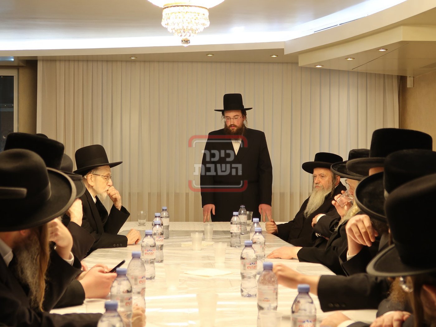 באסיפת ראשי הקהילה בבית האכסניה אצל האדמו"ר מסאטמר באנטווערפן