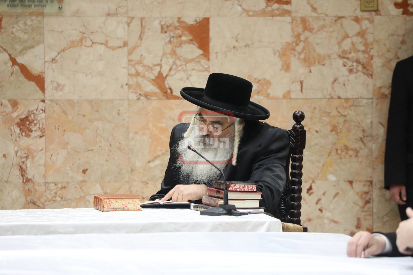 האדמו"ר מדושינסקיא בהדלקת נרות חנוכה 