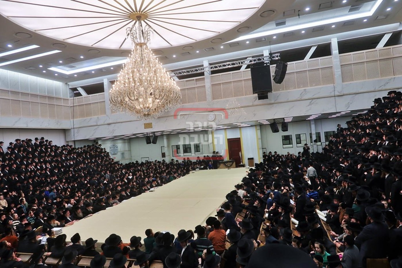 האדמו"ר מסאטמר בהדלקת נרות חנוכה