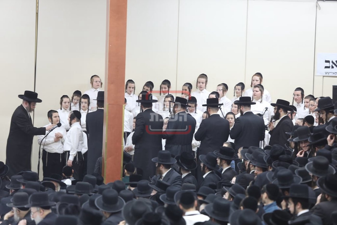 האדמו"ר מסאטמר בהדלקת נרות חנוכה בווילאמסבורג