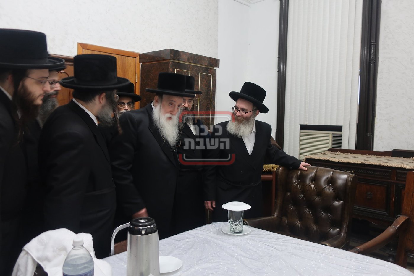 האדמו"ר ממכנובקא בעלזא בביקור במעונו של האדמו"ר מסקווירא זצ"ל