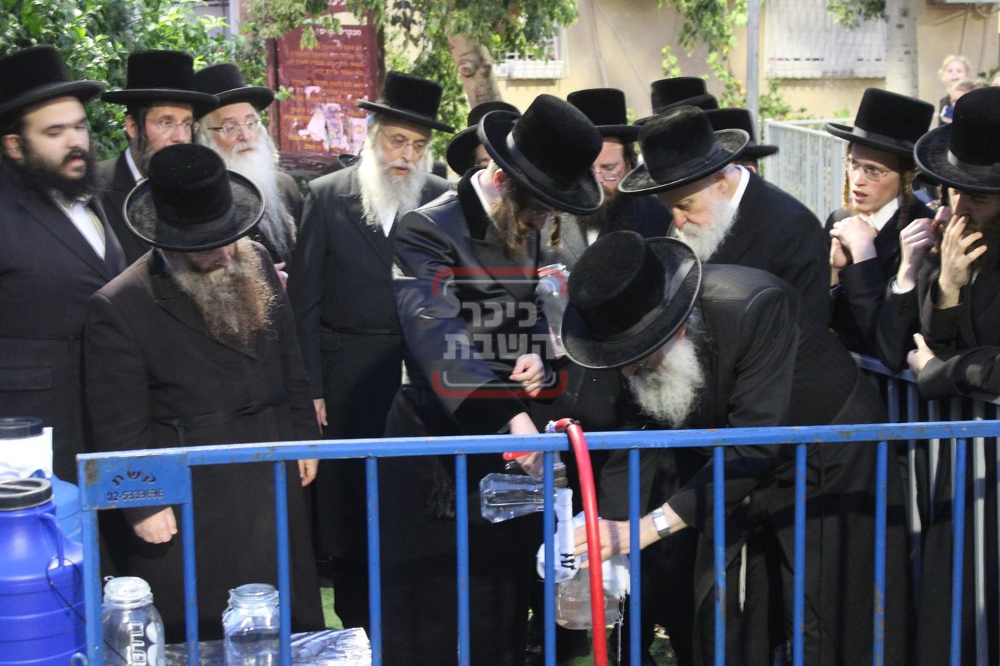 האדמו"ר מסאדיגורה בשאיבת מים שלנו 