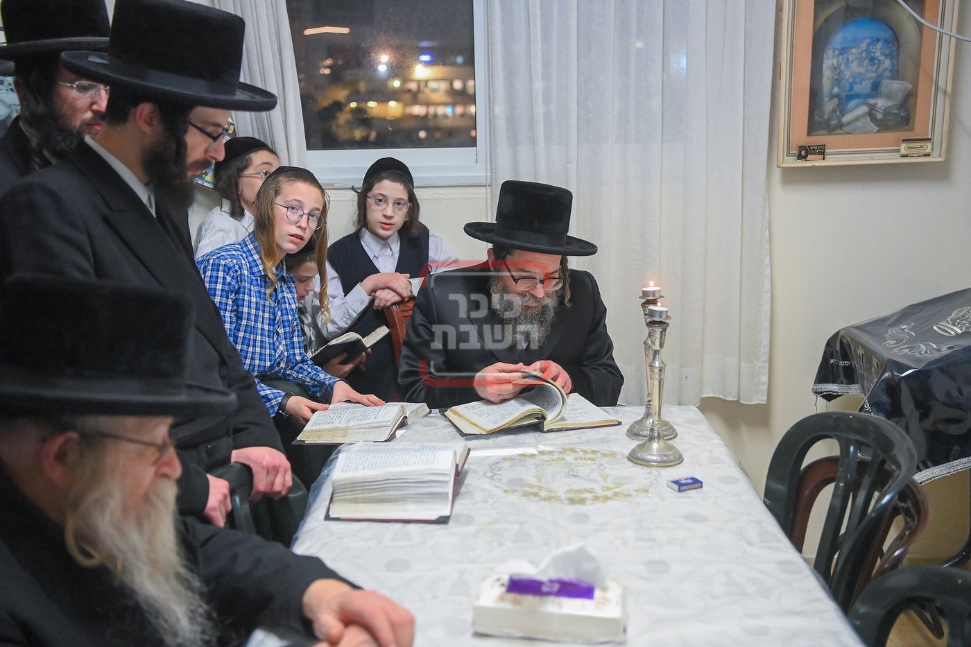 האדמו"ר מסקולען י-ם בלחיים ותפילת מנחה ומעריב בבית הרה"ח רבי אברהם הלוי גרוס