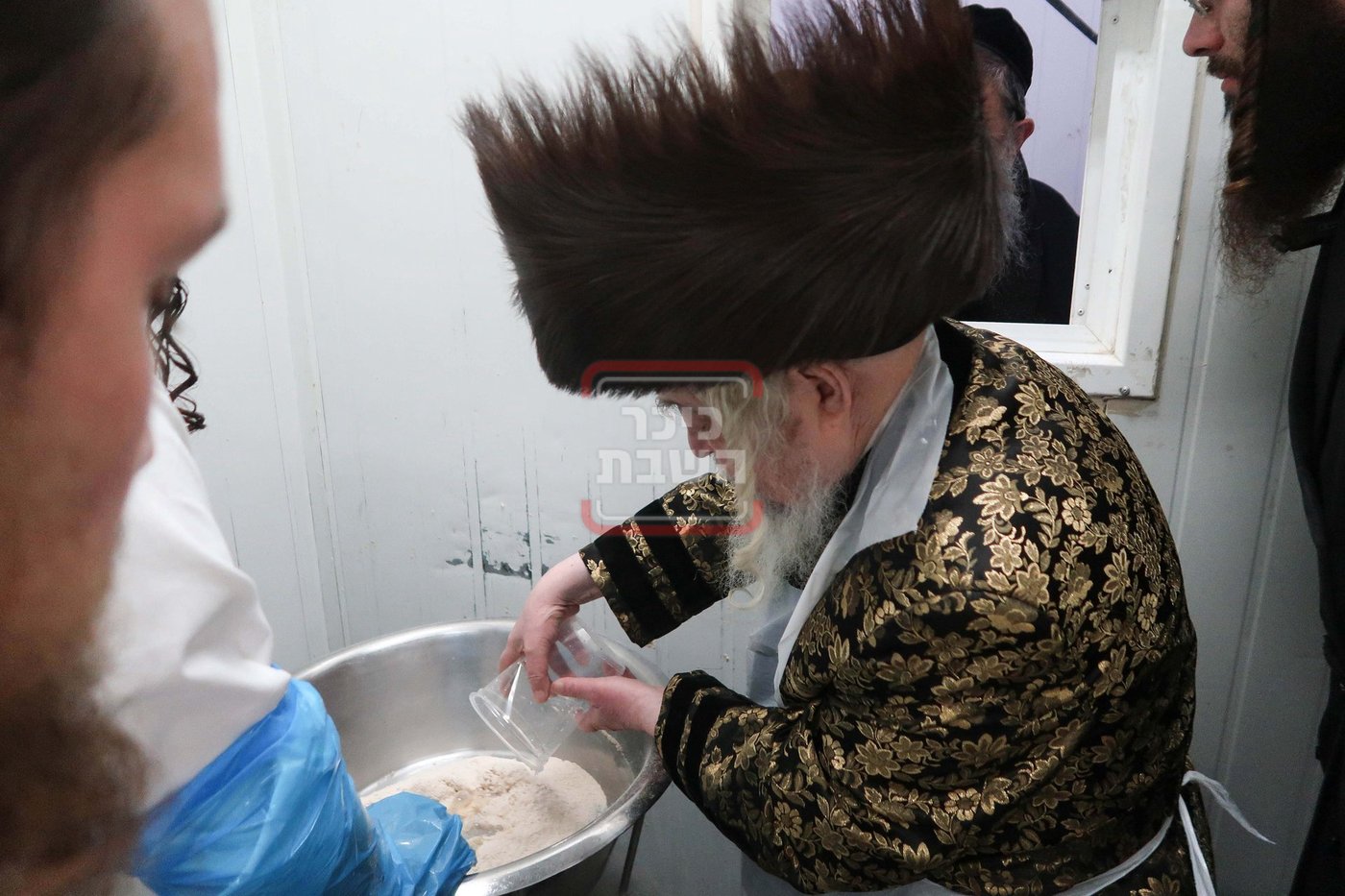 האדמו"ר מקרעטשניף סיגעט באפיית מצות
