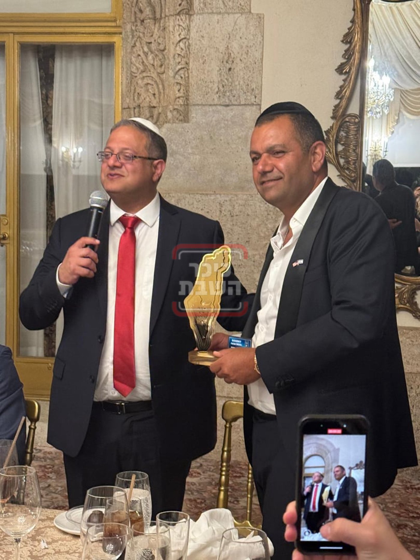 זופניק בכיכר | כל התמונות, הנייעס והחשיפות של פסח והמסתעף