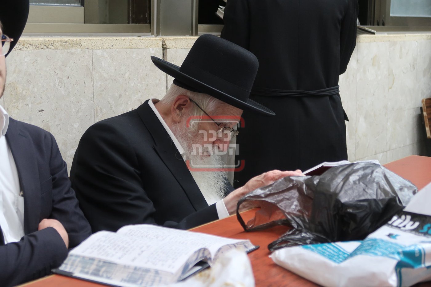 הגאון רבי עזריאל אויערבאך בתפילת ערבית וספירת העומר בשטיבלעך 'בית הלל'