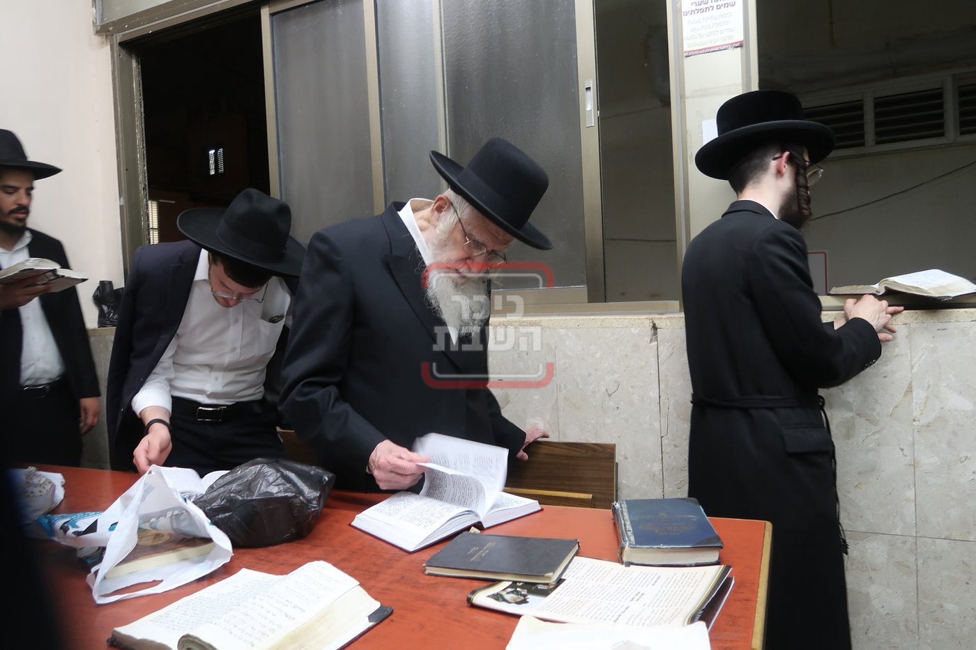 הגאון רבי עזריאל אויערבאך בתפילת ערבית וספירת העומר בשטיבלעך 'בית הלל'