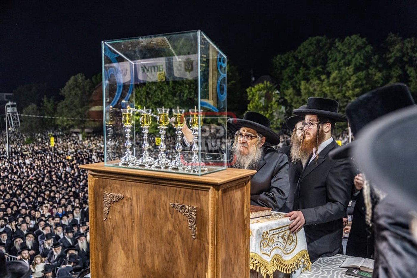 האדמו"ר מסאטמר בהדלקת הנרות לפני התפילה