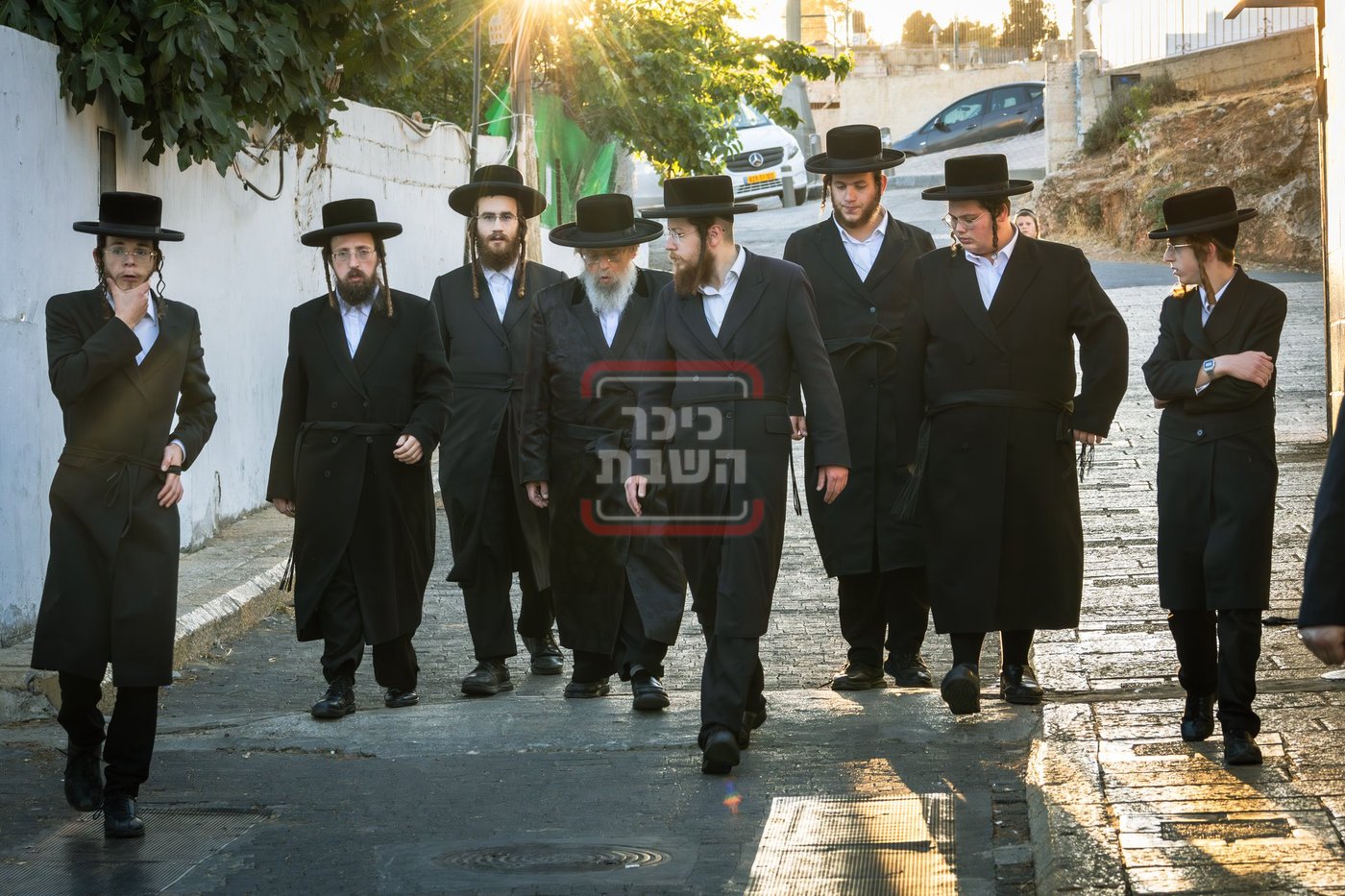 האדמו"ר מפינסק קרלין בתפילה בקבר שמעון הצדיק בערב החג