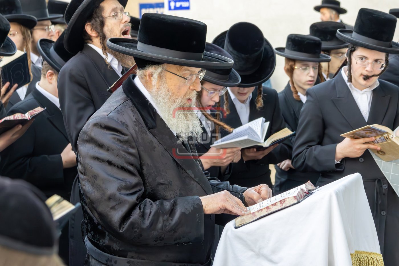 האדמו"ר מפינסק קרלין בתפילה בקבר שמעון הצדיק בערב החג