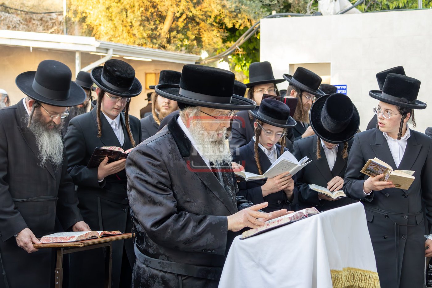 האדמו"ר מפינסק קרלין בתפילה בקבר שמעון הצדיק בערב החג