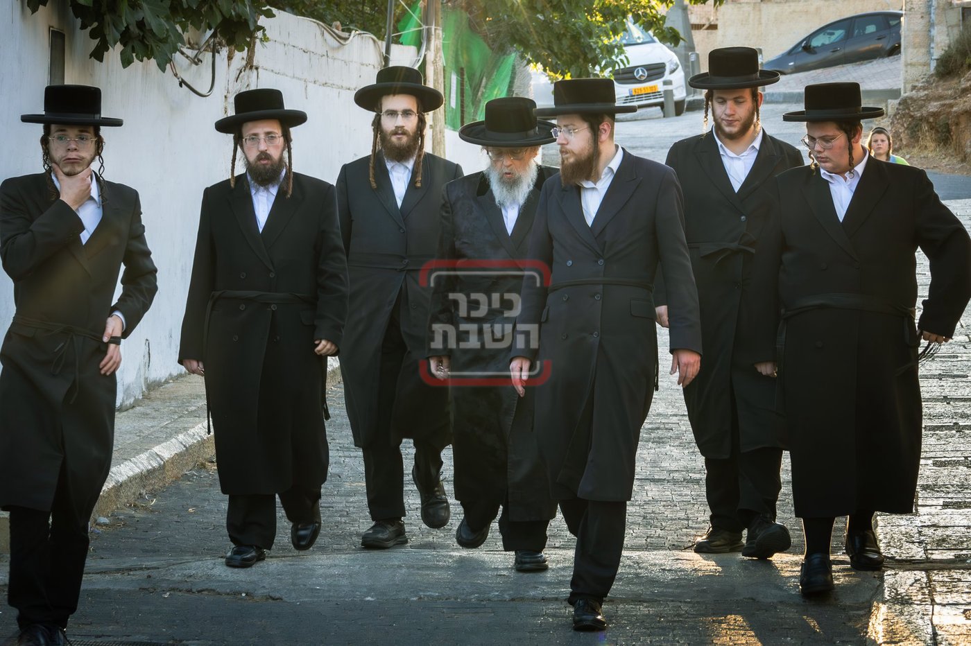 האדמו"ר מפינסק קרלין בתפילה בקבר שמעון הצדיק בערב החג