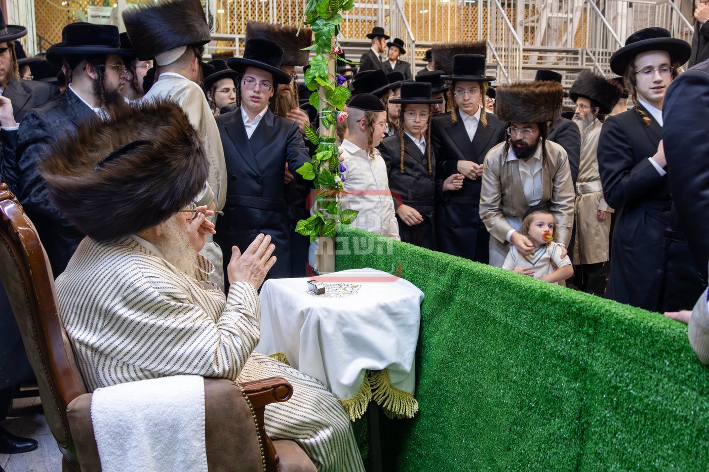 חסידי פינסק קרלין עוברים לברכת פרידה בצאת החג
