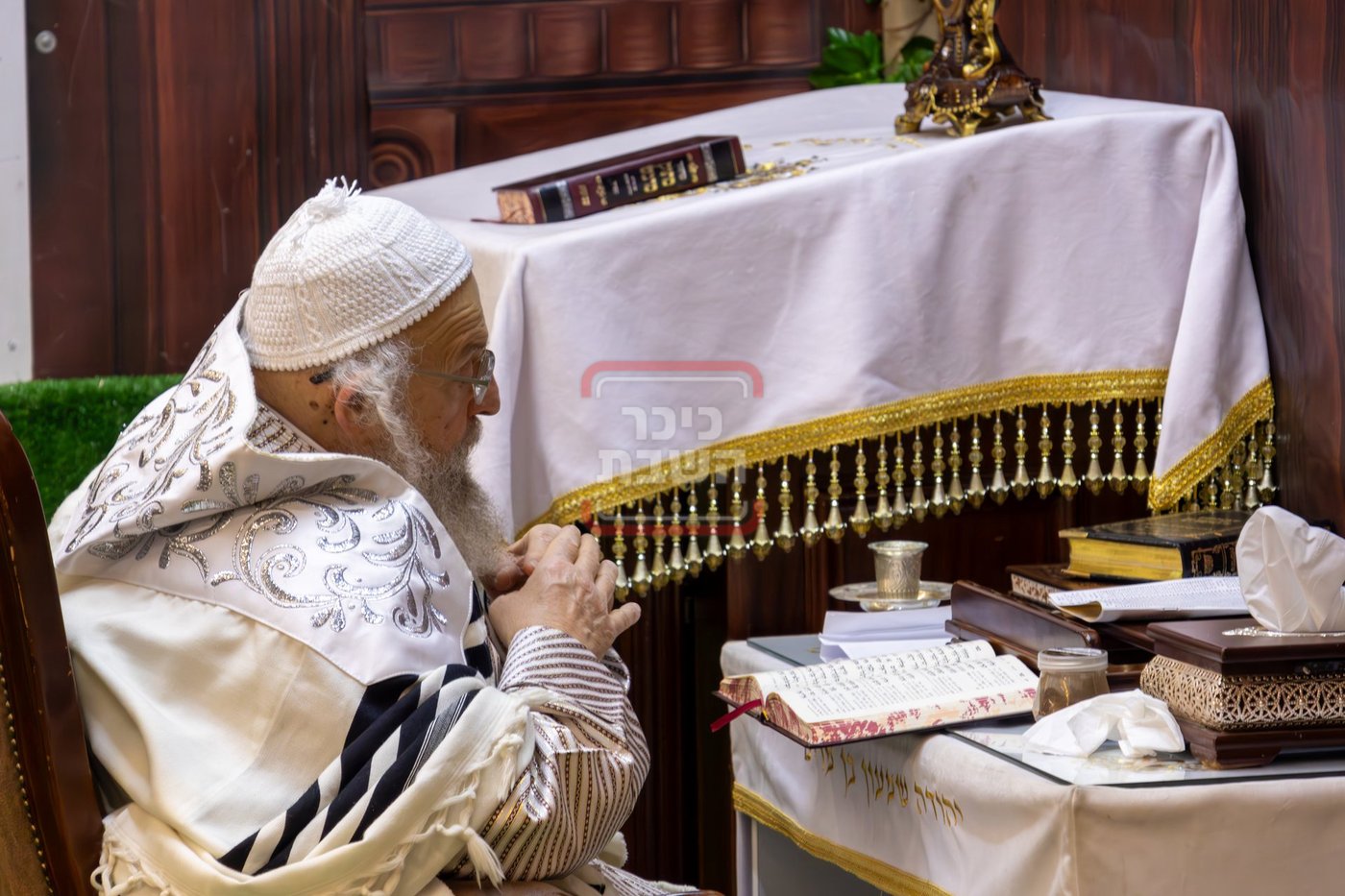 ערב חג השבועות בחצה"ק פינסק קרלין