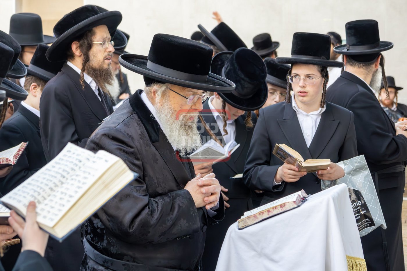 האדמו"ר מפינסק קרלין בתפילה בקבר שמעון הצדיק בערב החג
