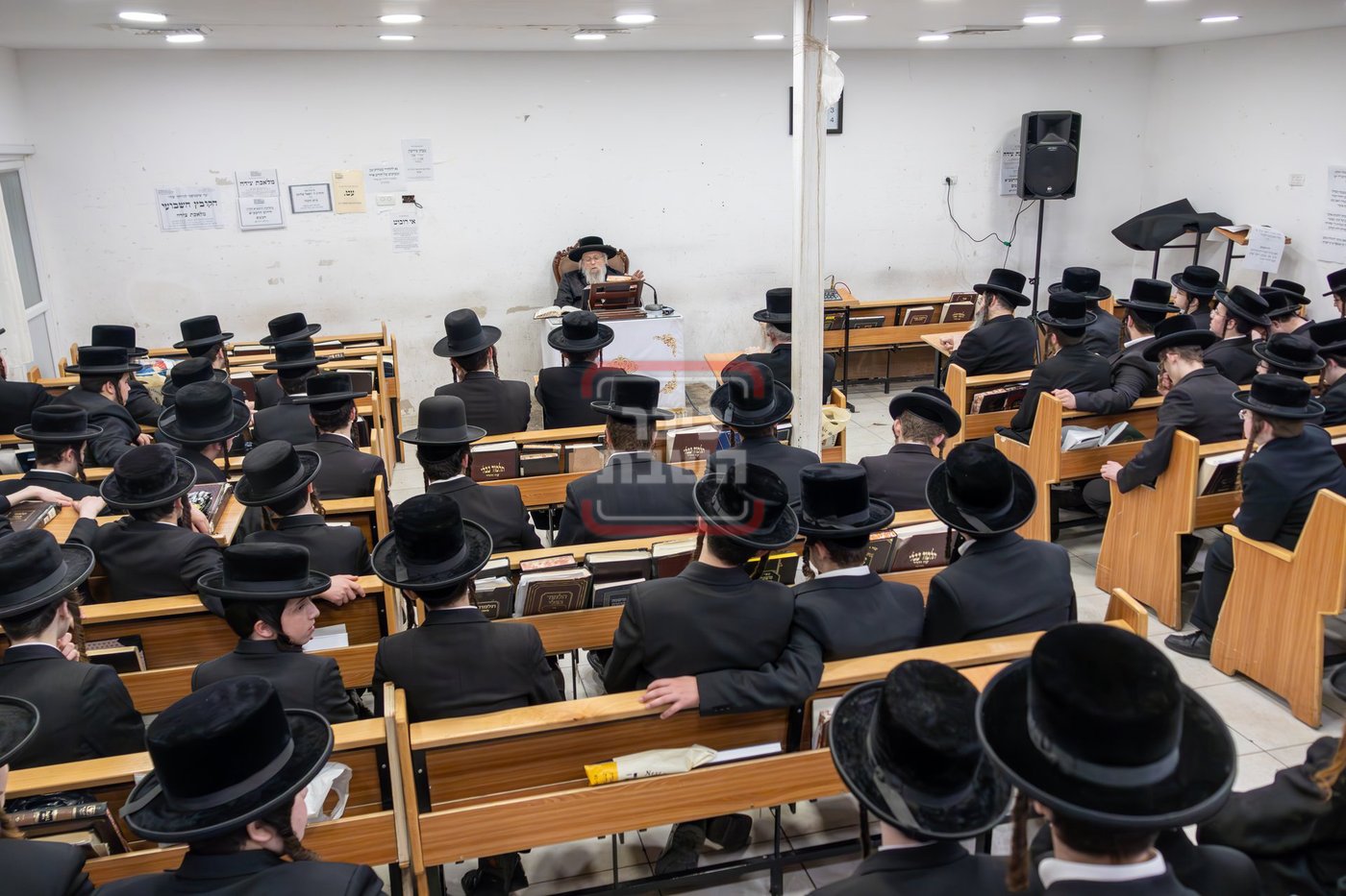 האדמו"ר מפינסק קרלין בשיחת הכנה לבחורי הישיבות