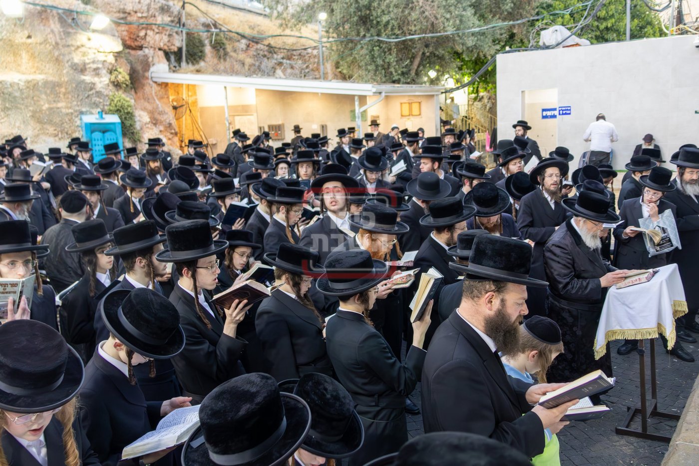 האדמו"ר מפינסק קרלין בתפילה בקבר שמעון הצדיק בערב החג