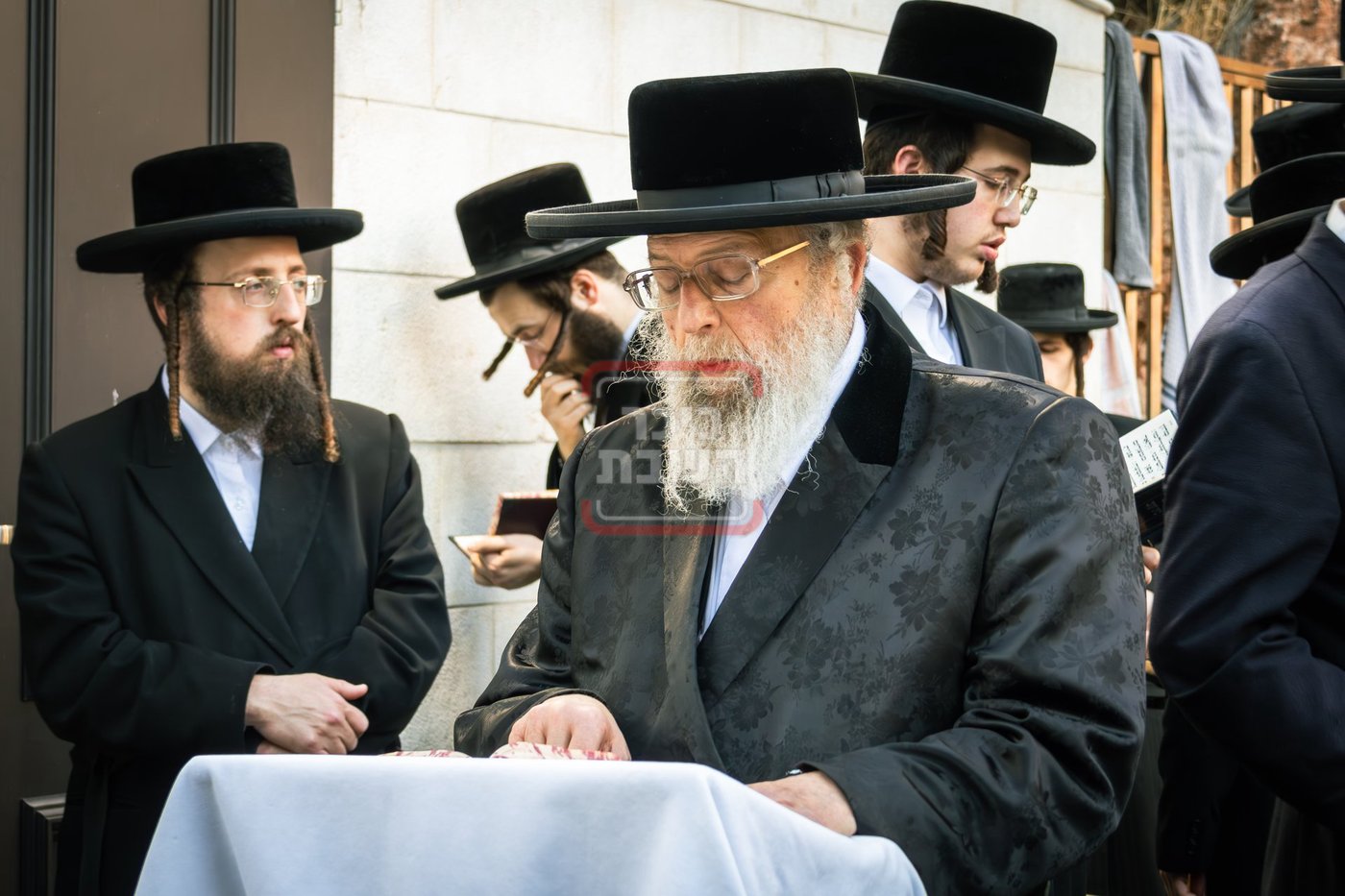 האדמו"ר מפינסק קרלין בתפילה בקבר שמעון הצדיק בערב החג
