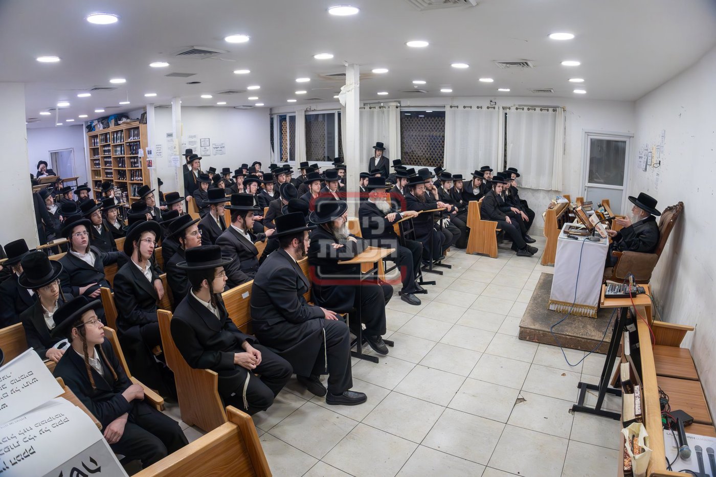 האדמו"ר מפינסק קרלין בשיחת הכנה לבחורי הישיבות