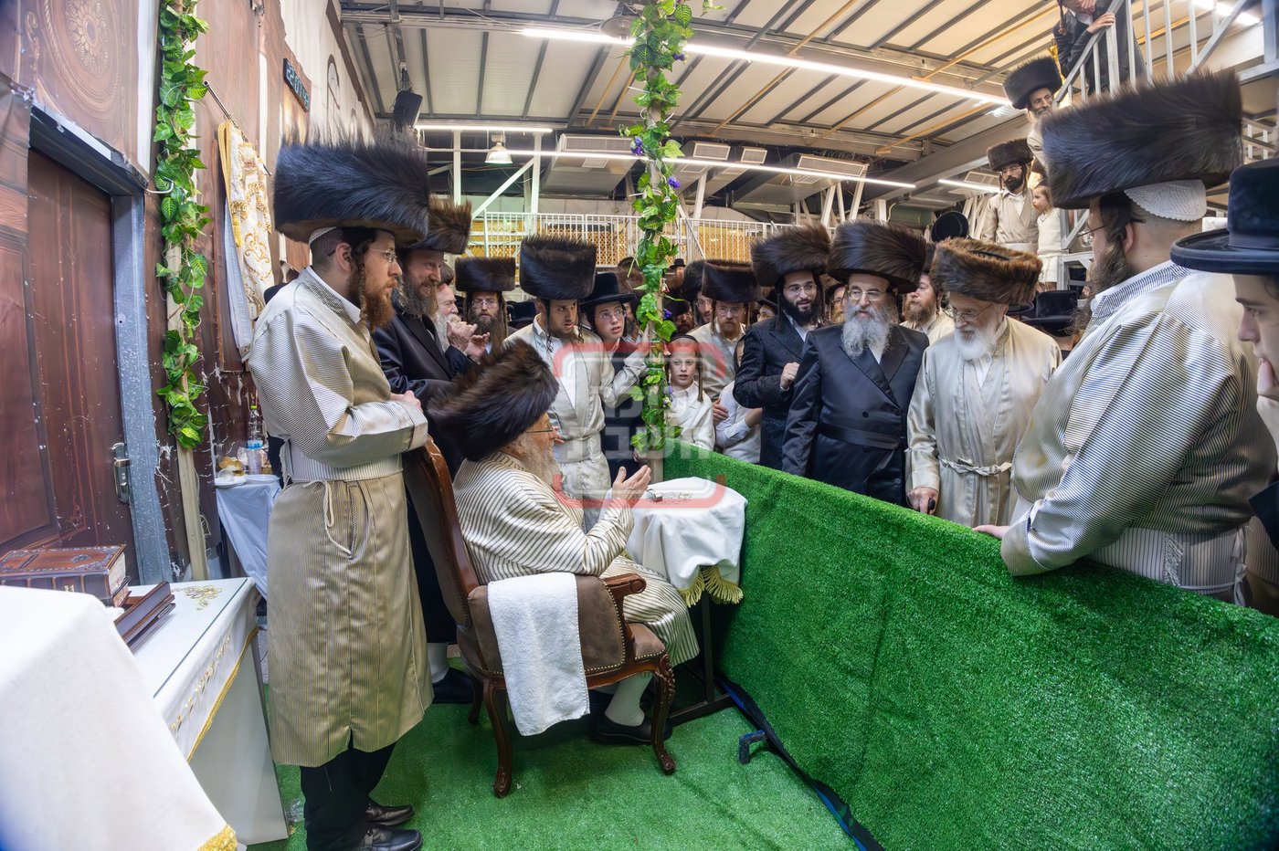חסידי פינסק קרלין עוברים לברכת פרידה בצאת החג