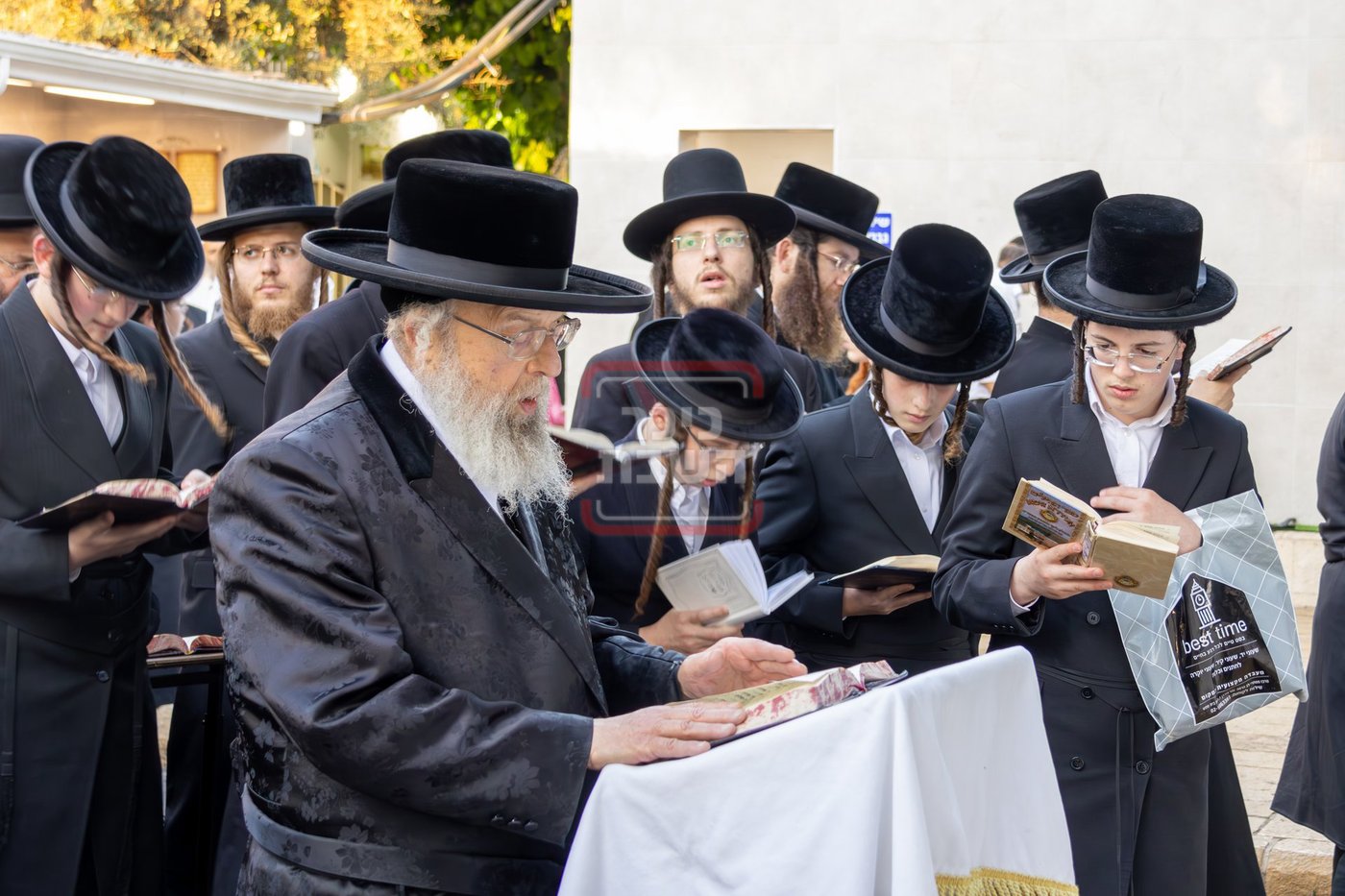 האדמו"ר מפינסק קרלין בתפילה בקבר שמעון הצדיק בערב החג