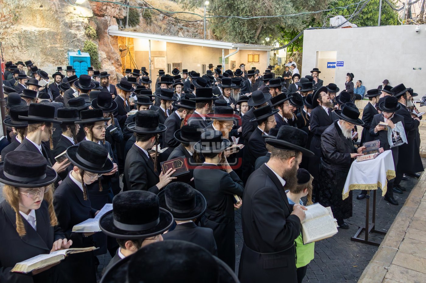האדמו"ר מפינסק קרלין בתפילה בקבר שמעון הצדיק בערב החג