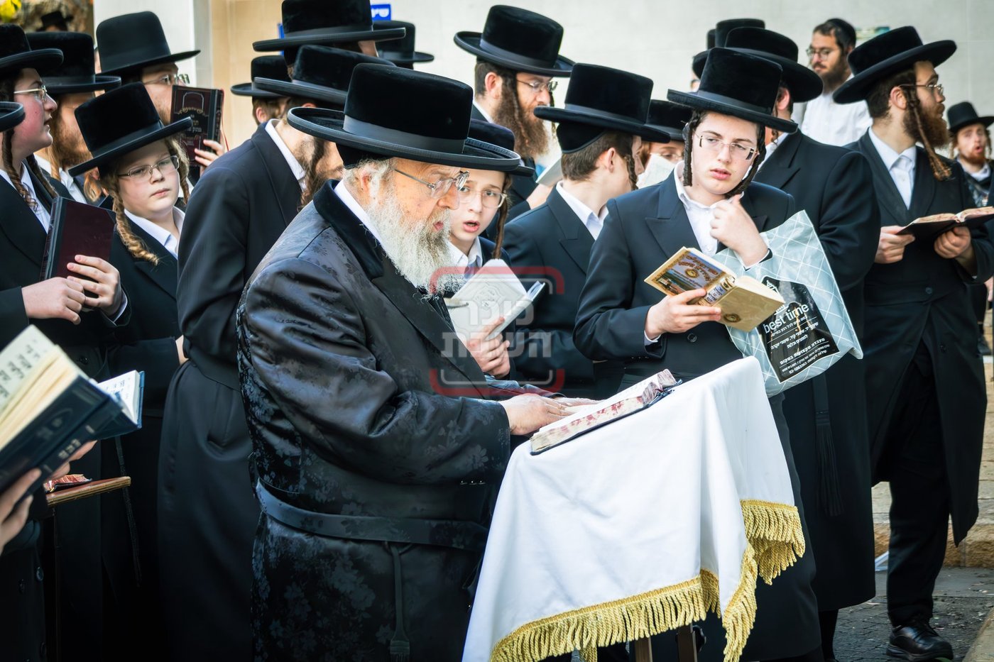 האדמו"ר מפינסק קרלין בתפילה בקבר שמעון הצדיק בערב החג