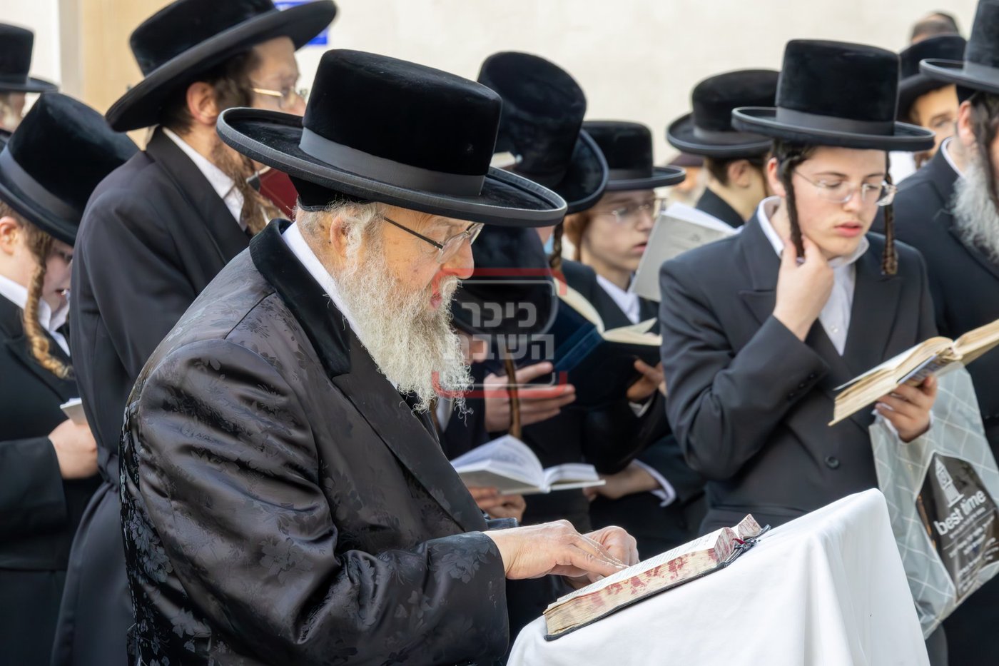 האדמו"ר מפינסק קרלין בתפילה בקבר שמעון הצדיק בערב החג