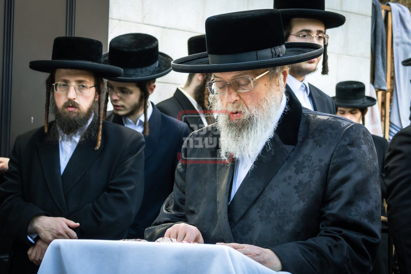 האדמו"ר מפינסק קרלין בתפילה בקבר שמעון הצדיק בערב החג