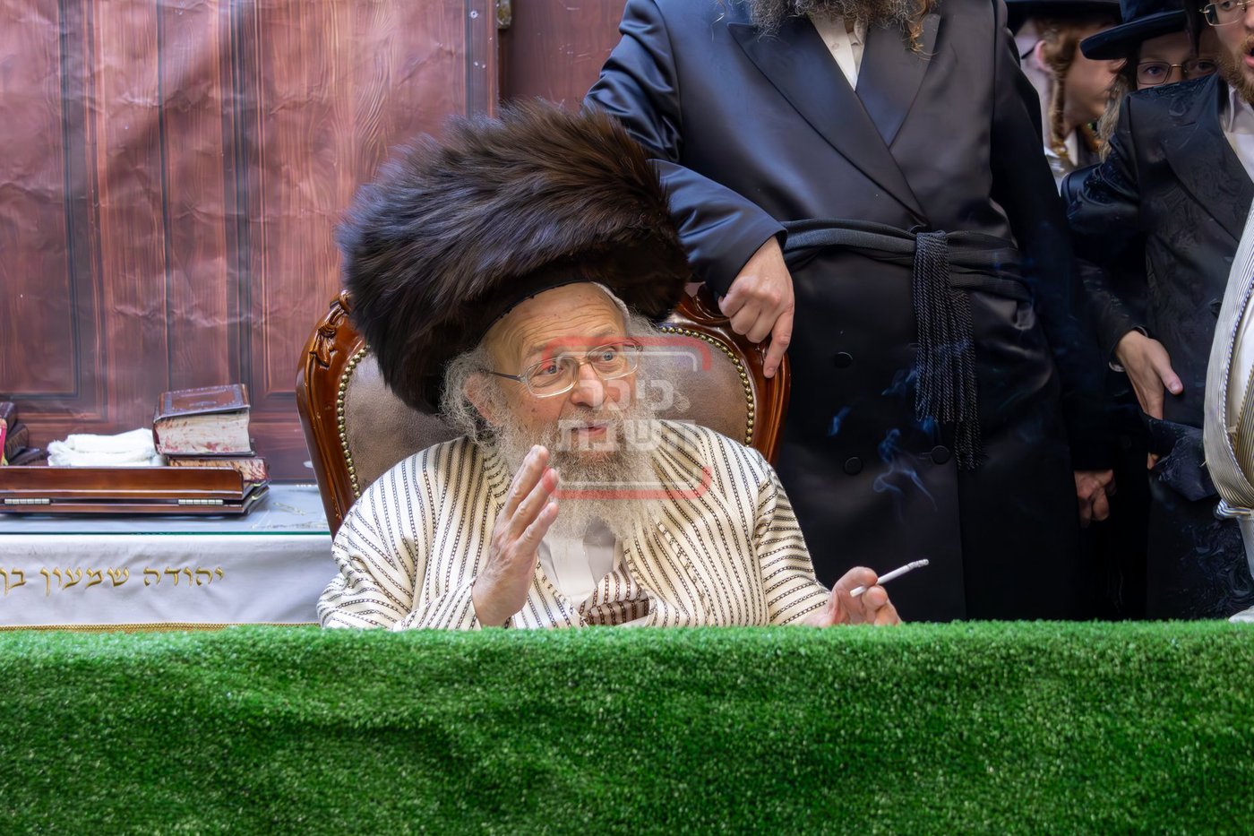 חסידי פינסק קרלין עוברים לברכת פרידה בצאת החג