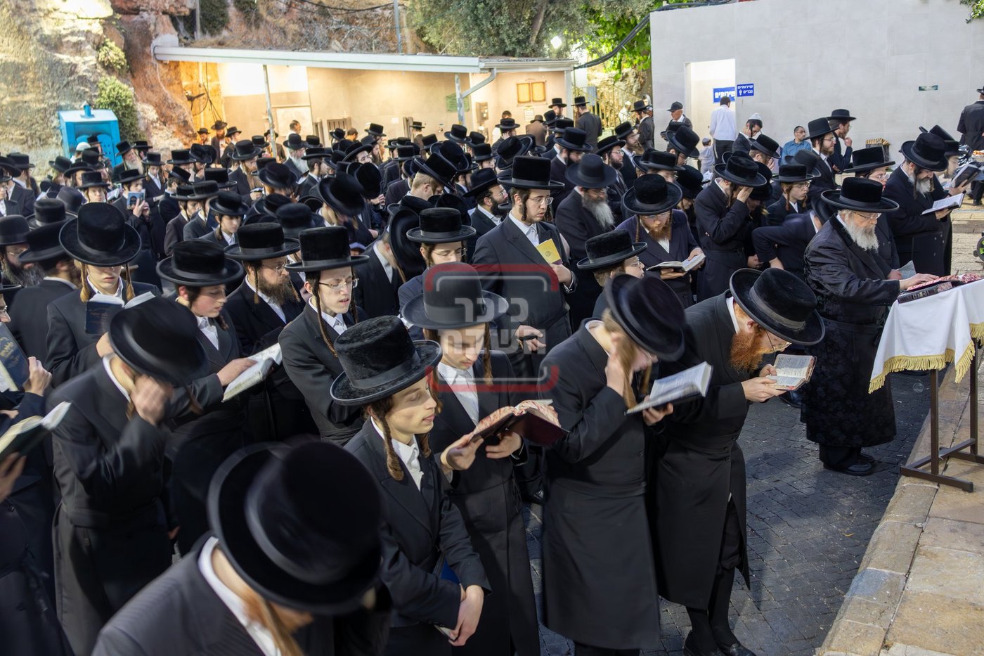 האדמו"ר מפינסק קרלין בתפילה בקבר שמעון הצדיק בערב החג