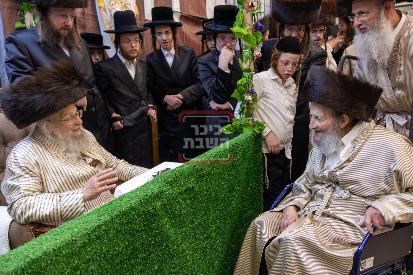 חסידי פינסק קרלין עוברים לברכת פרידה בצאת החג