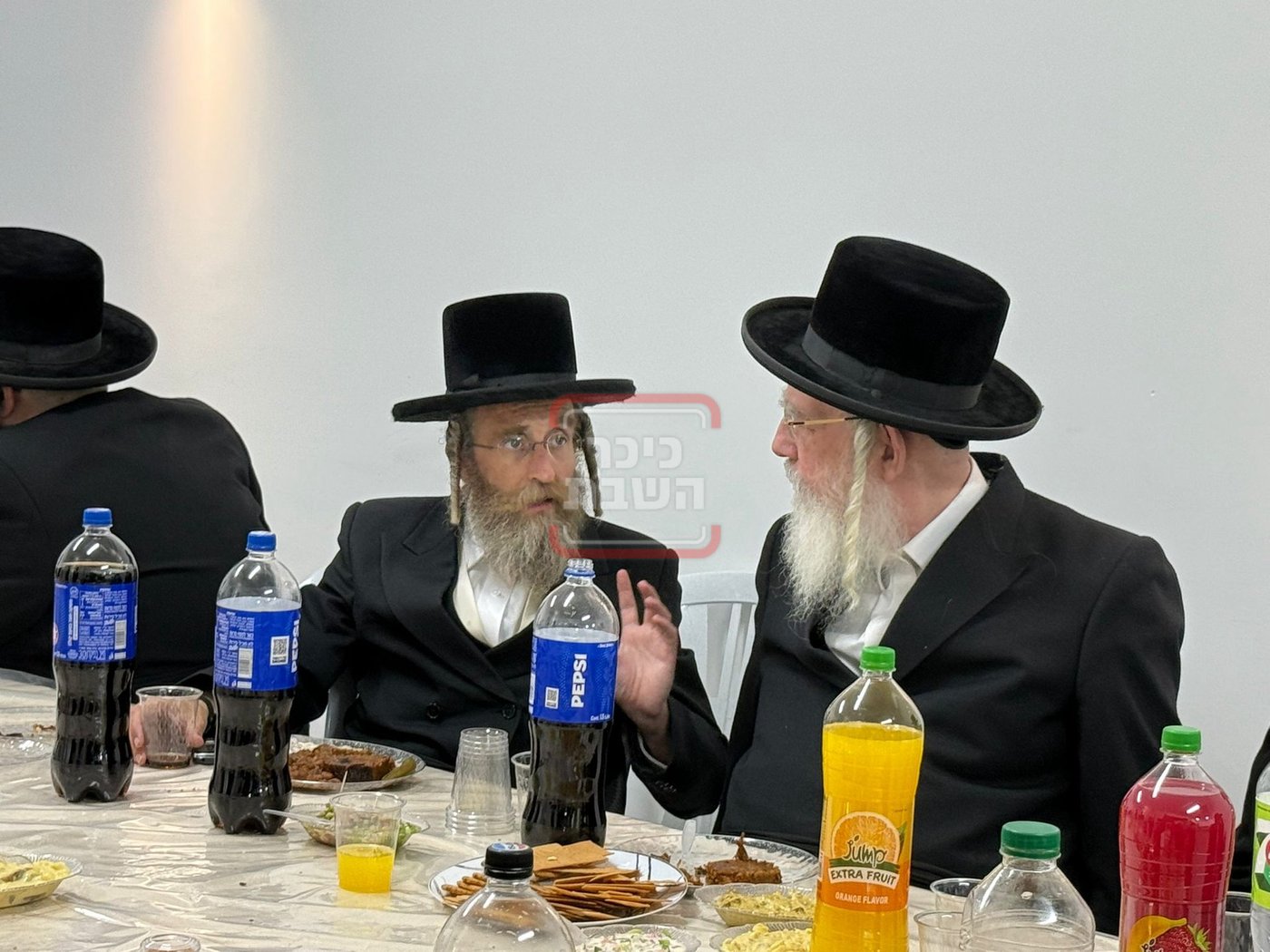 אישי ציבור מחוץ לישיבת המועצת